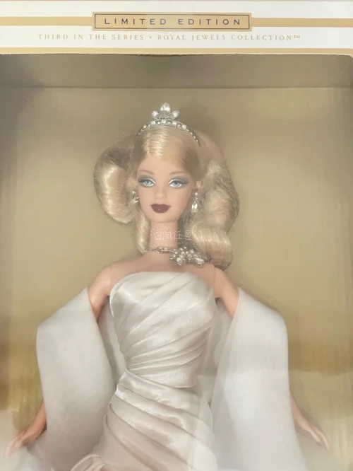 第一单雅虎拍卖，当时看到的时候还有几分钟就快结束了，急急拍下没想到就中标了。后面才仔细查看近照，以为唇妆有掉妆，还在想不行只有补妆。到手后发现只是纸屑粘在上面虚惊一场。这一单打包真的很好，盒子经过长途运输还能八角尖尖。舍不得拆盒…