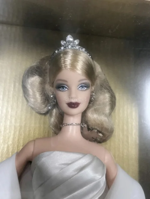 第一单雅虎拍卖，当时看到的时候还有几分钟就快结束了，急急拍下没想到就中标了。后面才仔细查看近照，以为唇妆有掉妆，还在想不行只有补妆。到手后发现只是纸屑粘在上面虚惊一场。这一单打包真的很好，盒子经过长途运输还能八角尖尖。舍不得拆盒…