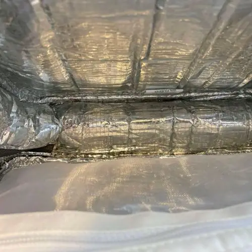 第二次用竹蜻蜓，快递盒很好，把包包保护的很好，虽然也不是皮具，但是还给我贴了易碎品的标签。谢谢细心的仓库。保温包全新带吊牌。