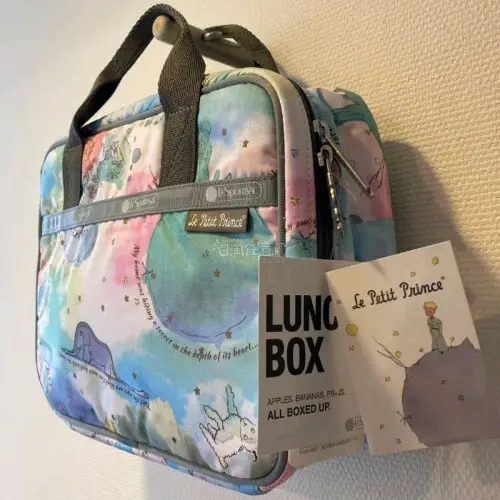 第二次用竹蜻蜓，快递盒很好，把包包保护的很好，虽然也不是皮具，但是还给我贴了易碎品的标签。谢谢细心的仓库。保温包全新带吊牌。