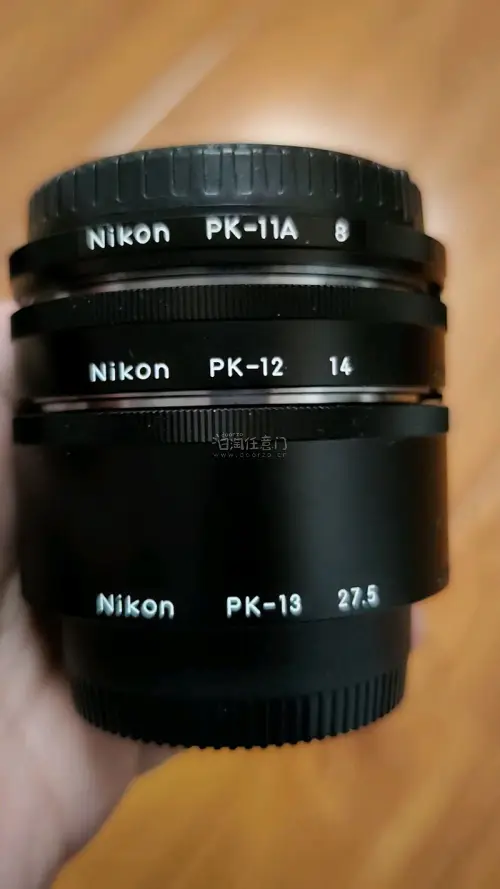 今天必须来给你们安利一个摄影圈内部才知道的宝藏配件！  
最近用尼康微单拍静物总感觉差点意思？不是虚化不够柔，就是背景太杂乱…直到我发现了这三颗「神仙小饼干」——尼康PK-11A、PK-12、PK-13近摄接环！真的绝绝子！
**产品简介**  
这三款接环是尼康官...