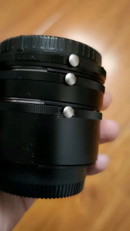 今天必须来给你们安利一个摄影圈内部才知道的宝藏配件！  
最近用尼康微单拍静物总感觉差点意思？不是虚化不够柔，就是背景太杂乱…直到我发现了这三颗「神仙小饼干」——尼康PK-11A、PK-12、PK-13近摄接环！真的绝绝子！
**产品简介**  
这三款接环是尼康官...