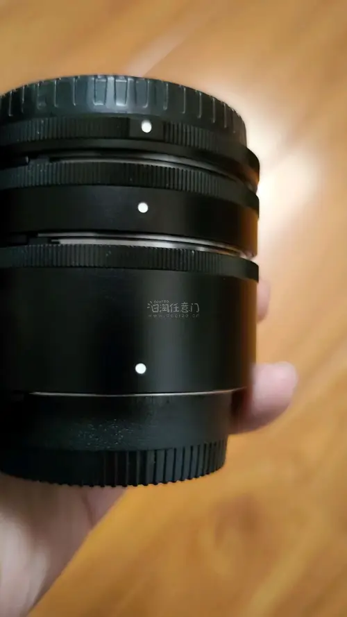 今天必须来给你们安利一个摄影圈内部才知道的宝藏配件！  
最近用尼康微单拍静物总感觉差点意思？不是虚化不够柔，就是背景太杂乱…直到我发现了这三颗「神仙小饼干」——尼康PK-11A、PK-12、PK-13近摄接环！真的绝绝子！
**产品简介**  
这三款接环是尼康官...