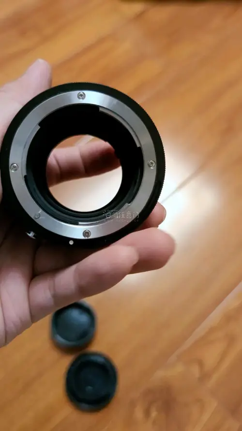 今天必须来给你们安利一个摄影圈内部才知道的宝藏配件！  
最近用尼康微单拍静物总感觉差点意思？不是虚化不够柔，就是背景太杂乱…直到我发现了这三颗「神仙小饼干」——尼康PK-11A、PK-12、PK-13近摄接环！真的绝绝子！
**产品简介**  
这三款接环是尼康官...