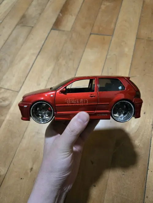 这款大众高尔夫MK4模型做工超赞！金属红漆面质感细腻，低趴姿态和轮毂细节还原到位，手感扎实，是情怀与颜值兼具的收藏好物！