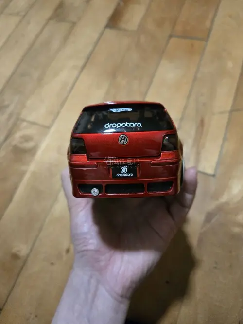 这款大众高尔夫MK4模型做工超赞！金属红漆面质感细腻，低趴姿态和轮毂细节还原到位，手感扎实，是情怀与颜值兼具的收藏好物！