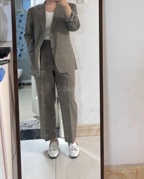 衣服真的是全新的，挂烫以后和商场里买的没有什么区别，穿上也很合身，我会在工作场合使用它，感谢好物流转！