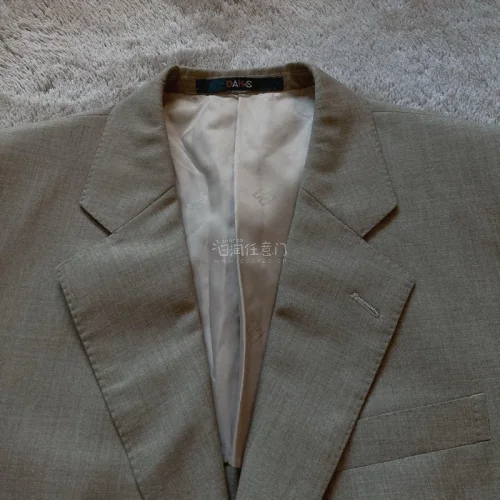 衣服真的是全新的，挂烫以后和商场里买的没有什么区别，穿上也很合身，我会在工作场合使用它，感谢好物流转！