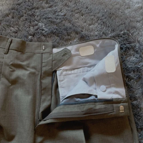 衣服真的是全新的，挂烫以后和商场里买的没有什么区别，穿上也很合身，我会在工作场合使用它，感谢好物流转！