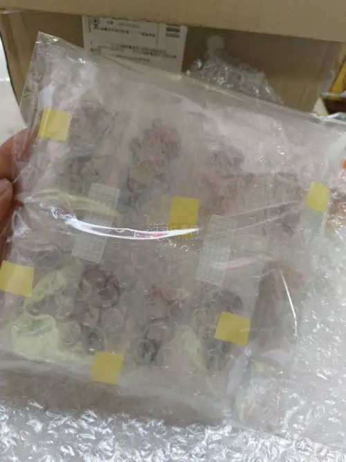 # 拆到官谷吧唧的治愈二次元购物体验✨
蹲了好久的终于到了！开箱的时候我手都在抖? 包装塞了满满的泡泡纸，完全没有蹭掉漆。
拿在手上对着灯光转，镭射纹像湖面波光一样blingbling闪，立牌特别清晰，也没有划痕，摆进我的展示柜一下子就成为C位了?今天是被本命治愈的...