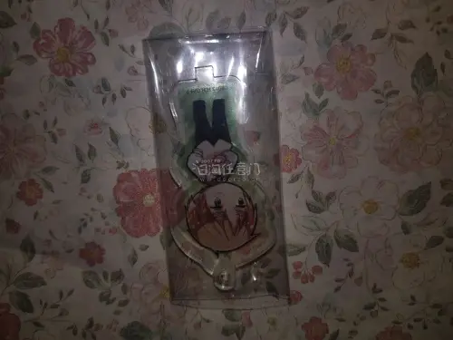 # 拆到官谷吧唧的治愈二次元购物体验✨
蹲了好久的终于到了！开箱的时候我手都在抖? 包装塞了满满的泡泡纸，完全没有蹭掉漆。
拿在手上对着灯光转，镭射纹像湖面波光一样blingbling闪，立牌特别清晰，也没有划痕，摆进我的展示柜一下子就成为C位了?今天是被本命治愈的...