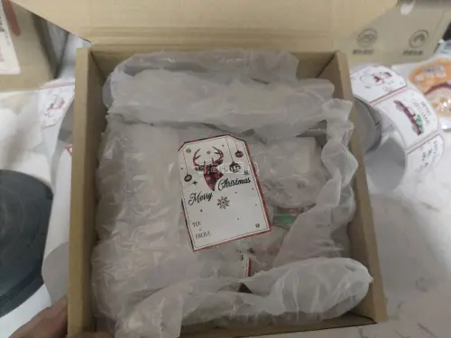 # 拆到官谷吧唧的治愈二次元购物体验✨
蹲了好久的终于到了！开箱的时候我手都在抖? 包装塞了满满的泡泡纸，完全没有蹭掉漆。
拿在手上对着灯光转，镭射纹像湖面波光一样blingbling闪，立牌特别清晰，也没有划痕，摆进我的展示柜一下子就成为C位了?今天是被本命治愈的...