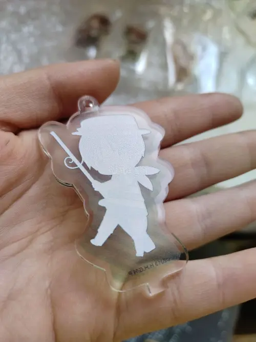 # 拆到官谷吧唧的治愈二次元购物体验✨
蹲了好久的终于到了！开箱的时候我手都在抖? 包装塞了满满的泡泡纸，完全没有蹭掉漆。
拿在手上对着灯光转，镭射纹像湖面波光一样blingbling闪，立牌特别清晰，也没有划痕，摆进我的展示柜一下子就成为C位了?今天是被本命治愈的...