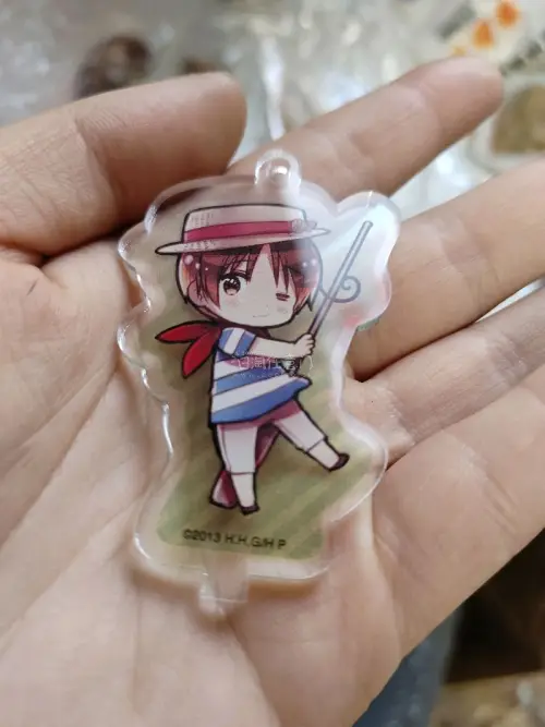 # 拆到官谷吧唧的治愈二次元购物体验✨
蹲了好久的终于到了！开箱的时候我手都在抖? 包装塞了满满的泡泡纸，完全没有蹭掉漆。
拿在手上对着灯光转，镭射纹像湖面波光一样blingbling闪，立牌特别清晰，也没有划痕，摆进我的展示柜一下子就成为C位了?今天是被本命治愈的...