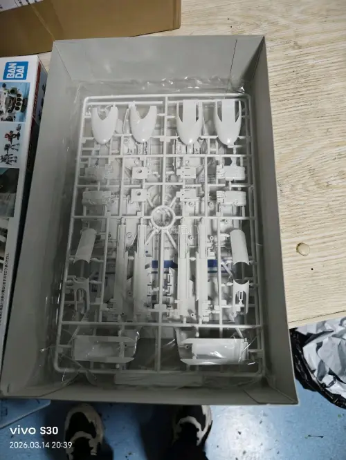 拿到手真的被惊艳到了！2004年的老款模型，盒子居然八角尖尖、几乎没有压痕，封绘和内盒都保存得超完好，完全不像快20年的中古品。打开后板件齐全，零件没有发黄、氧化，细节也很到位——不仅还原了大天使号标志性的舰体结构，还附带了同比例的强袭高达等小模型，甚至可以选择还原...拿到手真的被惊艳到了！2004年的老款模型，盒子居然八角尖尖、几乎没有压痕，封绘和内盒都保存得超完好，完全不像快20年的中古品。打开后板件齐全，零件没有发黄、氧化，细节也很到位——不仅还原了大天使号标志性的舰体结构，还附带了同比例的强袭高