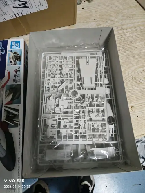 拿到手真的被惊艳到了！2004年的老款模型，盒子居然八角尖尖、几乎没有压痕，封绘和内盒都保存得超完好，完全不像快20年的中古品。打开后板件齐全，零件没有发黄、氧化，细节也很到位——不仅还原了大天使号标志性的舰体结构，还附带了同比例的强袭高达等小模型，甚至可以选择还原...拿到手真的被惊艳到了！2004年的老款模型，盒子居然八角尖尖、几乎没有压痕，封绘和内盒都保存得超完好，完全不像快20年的中古品。打开后板件齐全，零件没有发黄、氧化，细节也很到位——不仅还原了大天使号标志性的舰体结构，还附带了同比例的强袭高