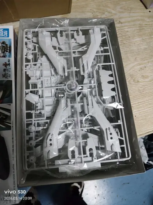 拿到手真的被惊艳到了！2004年的老款模型，盒子居然八角尖尖、几乎没有压痕，封绘和内盒都保存得超完好，完全不像快20年的中古品。打开后板件齐全，零件没有发黄、氧化，细节也很到位——不仅还原了大天使号标志性的舰体结构，还附带了同比例的强袭高达等小模型，甚至可以选择还原...拿到手真的被惊艳到了！2004年的老款模型，盒子居然八角尖尖、几乎没有压痕，封绘和内盒都保存得超完好，完全不像快20年的中古品。打开后板件齐全，零件没有发黄、氧化，细节也很到位——不仅还原了大天使号标志性的舰体结构，还附带了同比例的强袭高