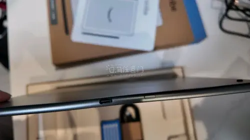 几乎全新的kindle scribe2024 64g 金属灰，记笔记和学习的好帮手，屏幕完好，还在保修期内。走的ems，快递时长还是很快的，清关要一点时间。非常满意的一次购物，挖煤机真的很方便！
