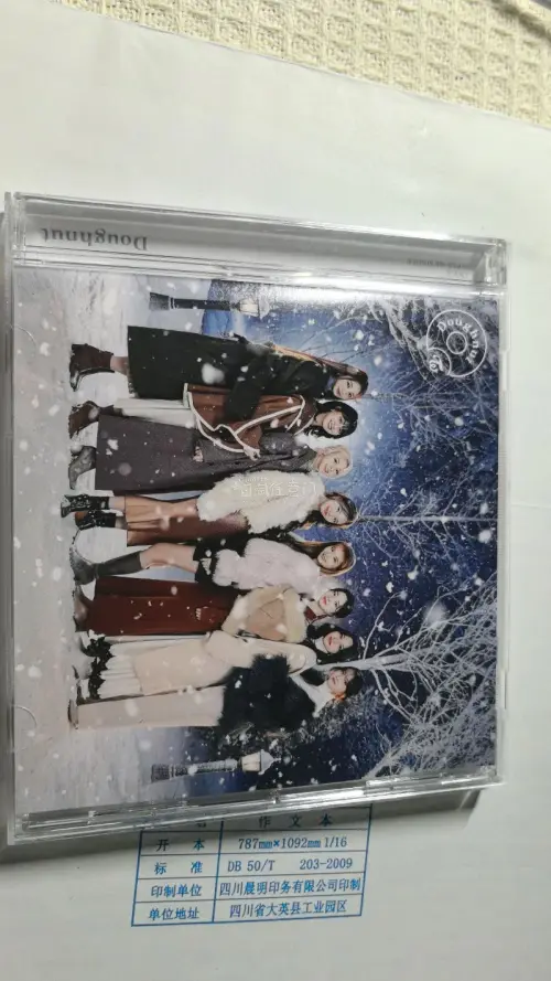 感觉每一个兔粉都会对甜甜圈这张日专有绝对高位的喜爱度，造型和歌都特别顶级没一个拉胯的。好价切了两本裸专！看着9兔（可惜叮叮这个时候还在生病…）的美貌我感觉全世界我都原谅了。挖煤姬这次运回的打包也很给力，泡沫给了很多，完全没有裂痕划痕，太赞了