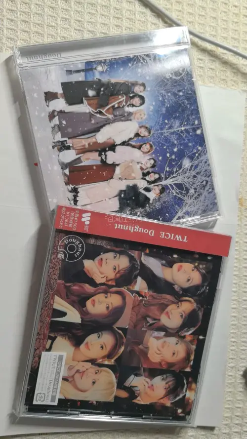 感觉每一个兔粉都会对甜甜圈这张日专有绝对高位的喜爱度，造型和歌都特别顶级没一个拉胯的。好价切了两本裸专！看着9兔（可惜叮叮这个时候还在生病…）的美貌我感觉全世界我都原谅了。挖煤姬这次运回的打包也很给力，泡沫给了很多，完全没有裂痕划痕，太赞了