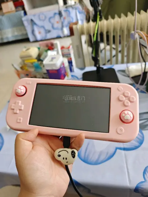 这个作为生日礼物送给妹妹的~收到的时候好新，电池也都好抗用的，而且我自己这段时间玩试试真是很不错~性价比很高！