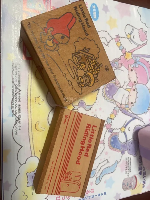 图一是最古早的美乐蒂，诞生于50年前！一个是针线盒，一个是文具套装。图二是美乐蒂和库洛米小戒指套盒，性价比很高。图三就是作为背景的草莓新闻啦，在这一年里，美乐蒂拿到了三丽鸥大赏的第一名！