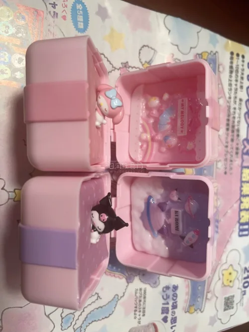 图一是最古早的美乐蒂，诞生于50年前！一个是针线盒，一个是文具套装。图二是美乐蒂和库洛米小戒指套盒，性价比很高。图三就是作为背景的草莓新闻啦，在这一年里，美乐蒂拿到了三丽鸥大赏的第一名！