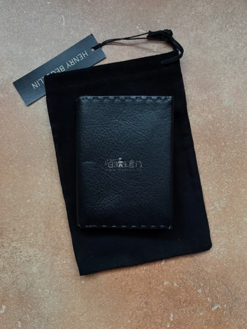没想到能在挖煤姬上找到停产已久的hb钱包，也就是Henry cuir 这个品牌的前身。hb用料厚实，手感舒适，兼具美丽和实用，是手帐人的心之所向