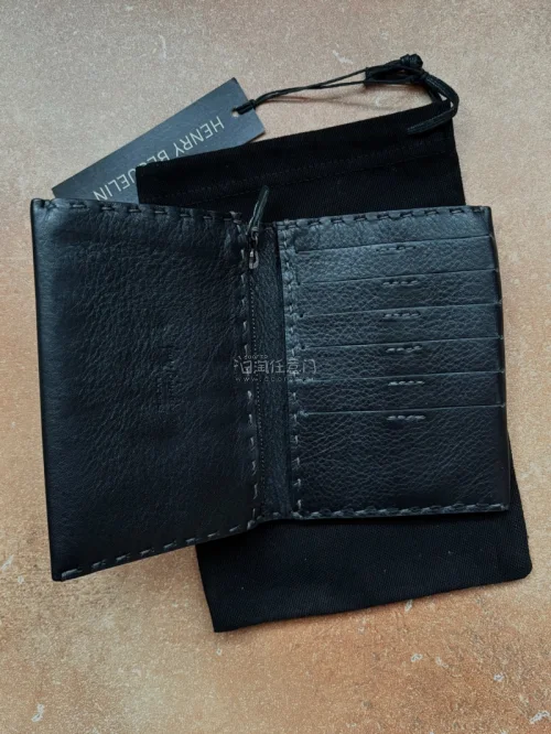 没想到能在挖煤姬上找到停产已久的hb钱包，也就是Henry cuir 这个品牌的前身。hb用料厚实，手感舒适，兼具美丽和实用，是手帐人的心之所向