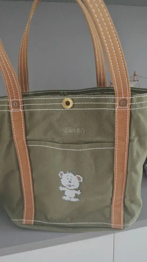 无意中发现了一泽的这个配色包包 
对这个帆布包的型号并不是很了解
但是喜欢这个配色所以还是将它拿下了
随手贴了个安迪的贴纸 
把系绳取了挂了个御守
包包很大很硬挺 放一个化妆箱都没问题
日常通勤都很适合 满意
