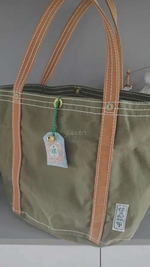 无意中发现了一泽的这个配色包包 
对这个帆布包的型号并不是很了解
但是喜欢这个配色所以还是将它拿下了
随手贴了个安迪的贴纸 
把系绳取了挂了个御守
包包很大很硬挺 放一个化妆箱都没问题
日常通勤都很适合 满意
