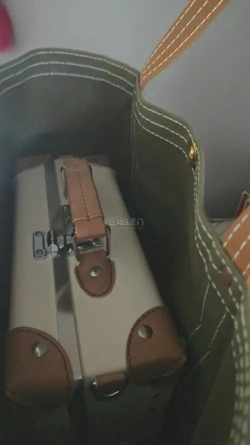 无意中发现了一泽的这个配色包包 
对这个帆布包的型号并不是很了解
但是喜欢这个配色所以还是将它拿下了
随手贴了个安迪的贴纸 
把系绳取了挂了个御守
包包很大很硬挺 放一个化妆箱都没问题
日常通勤都很适合 满意
