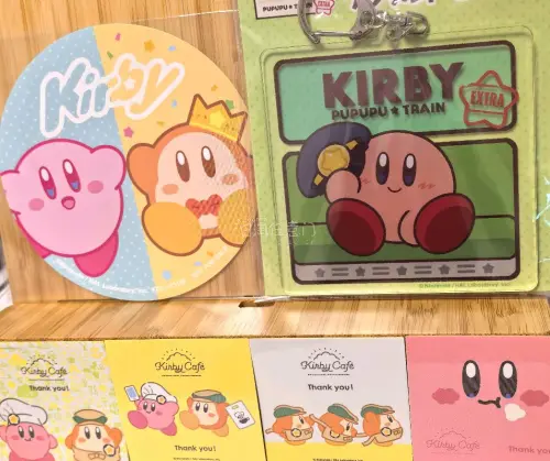 任意门买卡比已经成为了日常，软件好用方便，每周有免手续券也能省一笔，物流也高效。
卡比山城屋的集章贴纸很好看，因为也比较久了所以煤炉上也比较少见。卡比站长亚克力比想象中的大，这个样子的卡比看起来像个小光头hhh～