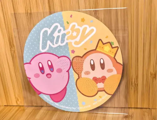 任意门买卡比已经成为了日常，软件好用方便，每周有免手续券也能省一笔，物流也高效。
卡比山城屋的集章贴纸很好看，因为也比较久了所以煤炉上也比较少见。卡比站长亚克力比想象中的大，这个样子的卡比看起来像个小光头hhh～