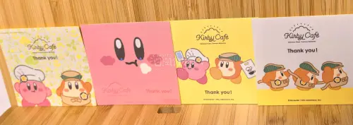 任意门买卡比已经成为了日常，软件好用方便，每周有免手续券也能省一笔，物流也高效。
卡比山城屋的集章贴纸很好看，因为也比较久了所以煤炉上也比较少见。卡比站长亚克力比想象中的大，这个样子的卡比看起来像个小光头hhh～