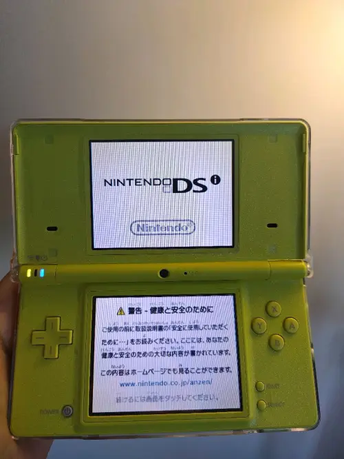 任天堂ndsi，便携式掌机游戏机，这个ndsi已经发售了很久（08年11月），在2026年的今天，国内是不好买到成色不错的机器的。偶尔在日淘任意门看到了这台机器，，想着还要买别的可以凑一起。所以还是果断入手了。收到的时候检查了一圈，非常满意，按键灵敏，屏幕和摄像功能...