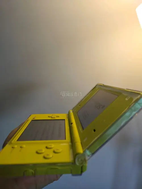 任天堂ndsi，便携式掌机游戏机，这个ndsi已经发售了很久（08年11月），在2026年的今天，国内是不好买到成色不错的机器的。偶尔在日淘任意门看到了这台机器，，想着还要买别的可以凑一起。所以还是果断入手了。收到的时候检查了一圈，非常满意，按键灵敏，屏幕和摄像功能...