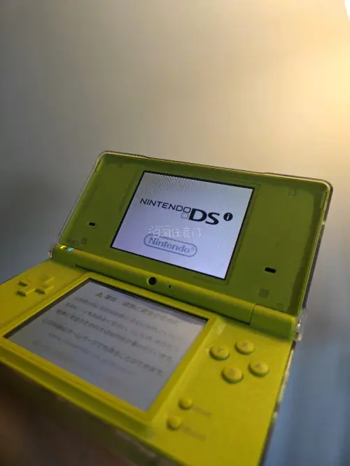 任天堂ndsi，便携式掌机游戏机，这个ndsi已经发售了很久（08年11月），在2026年的今天，国内是不好买到成色不错的机器的。偶尔在日淘任意门看到了这台机器，，想着还要买别的可以凑一起。所以还是果断入手了。收到的时候检查了一圈，非常满意，按键灵敏，屏幕和摄像功能...