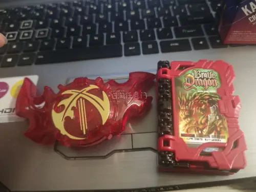 东西到手了。拆开后把玩了下，体验起来还不错，shf关节紧凑，也没啥明显的瑕疵。书和纹章成色也很新，非常好的一次体验