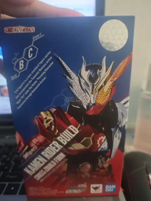 东西到手了。拆开后把玩了下，体验起来还不错，shf关节紧凑，也没啥明显的瑕疵。书和纹章成色也很新，非常好的一次体验