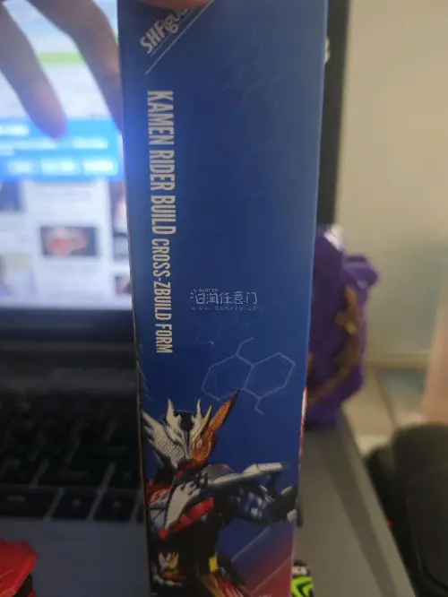 东西到手了。拆开后把玩了下，体验起来还不错，shf关节紧凑，也没啥明显的瑕疵。书和纹章成色也很新，非常好的一次体验