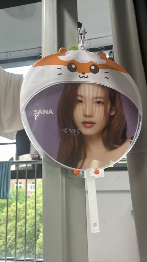 在演唱会之前，购入了大王扇增添应援气氛，挖煤姬提供购买平台，购物顺利、邮寄时效也快，根本不用担心时效问题～包装运输也很完整，没有任何损伤，很完美的购物