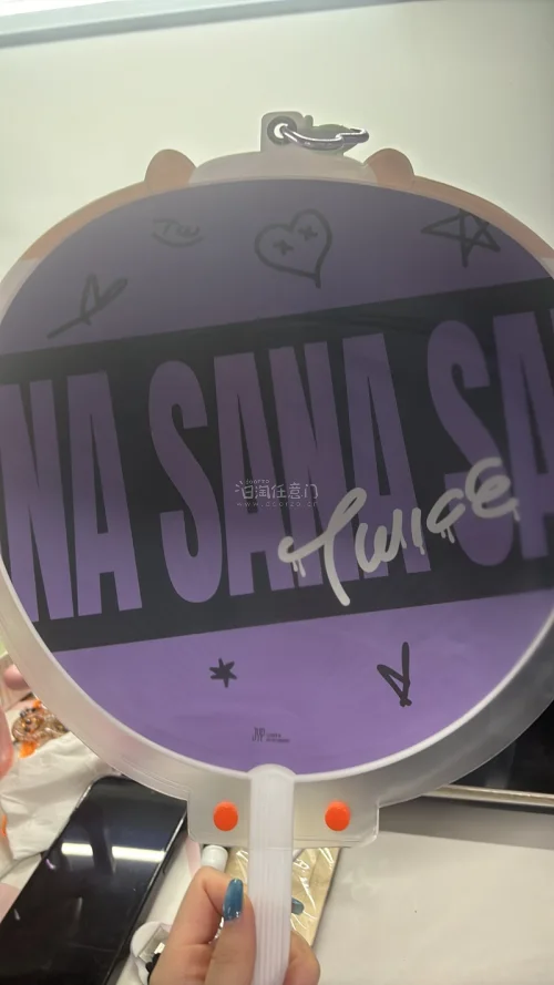 在演唱会之前，购入了大王扇增添应援气氛，挖煤姬提供购买平台，购物顺利、邮寄时效也快，根本不用担心时效问题～包装运输也很完整，没有任何损伤，很完美的购物