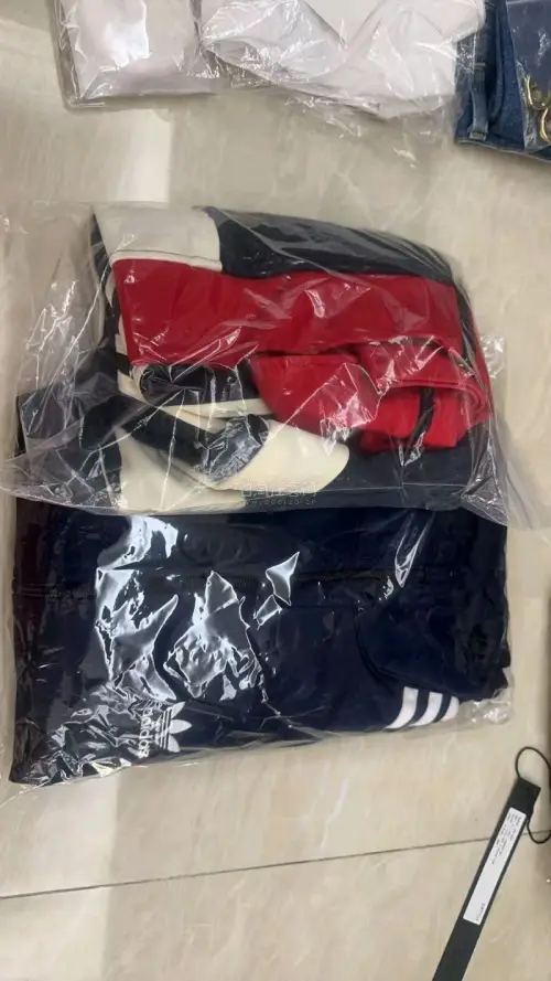 这回买了件阿迪古着和ir9893，红黑配色真的很经典...上身超有feel...ir9893的深蓝色也是经典配色，韩味十足。包装依旧十分严实，好评！