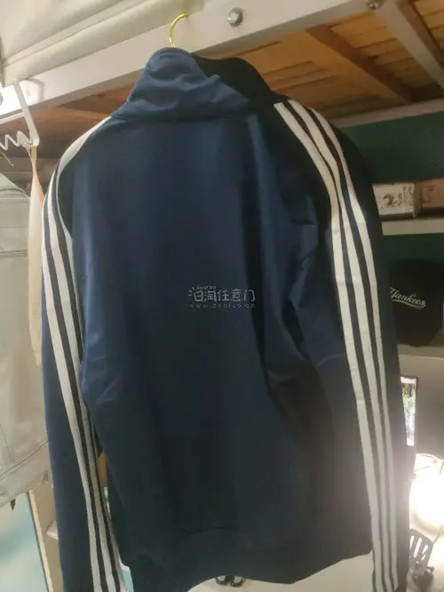 这回买了件阿迪古着和ir9893，红黑配色真的很经典...上身超有feel...ir9893的深蓝色也是经典配色，韩味十足。包装依旧十分严实，好评！