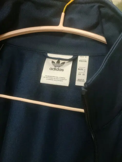 这回买了件阿迪古着和ir9893，红黑配色真的很经典...上身超有feel...ir9893的深蓝色也是经典配色，韩味十足。包装依旧十分严实，好评！