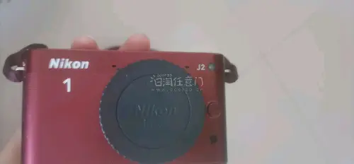 虽然暂时没有镜头无法实拍，但这台尼康1J2机身已经让我非常满意。首先它极为小巧轻便，玫红色机身颜值很高，给人一种高级却很低调的感觉，做工扎实又不失精致感。
能正常开机，开机后菜单逻辑清晰，触控屏反应灵敏，轻松就能设置画质、时间等参数，从ISO到白平衡等选项一应俱全，...
