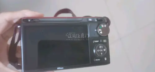 虽然暂时没有镜头无法实拍，但这台尼康1J2机身已经让我非常满意。首先它极为小巧轻便，玫红色机身颜值很高，给人一种高级却很低调的感觉，做工扎实又不失精致感。
能正常开机，开机后菜单逻辑清晰，触控屏反应灵敏，轻松就能设置画质、时间等参数，从ISO到白平衡等选项一应俱全，...