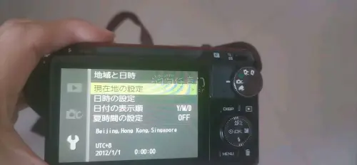 虽然暂时没有镜头无法实拍，但这台尼康1J2机身已经让我非常满意。首先它极为小巧轻便，玫红色机身颜值很高，给人一种高级却很低调的感觉，做工扎实又不失精致感。
能正常开机，开机后菜单逻辑清晰，触控屏反应灵敏，轻松就能设置画质、时间等参数，从ISO到白平衡等选项一应俱全，...