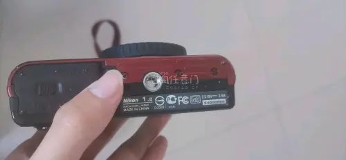 虽然暂时没有镜头无法实拍，但这台尼康1J2机身已经让我非常满意。首先它极为小巧轻便，玫红色机身颜值很高，给人一种高级却很低调的感觉，做工扎实又不失精致感。
能正常开机，开机后菜单逻辑清晰，触控屏反应灵敏，轻松就能设置画质、时间等参数，从ISO到白平衡等选项一应俱全，...
